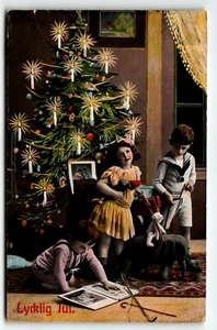 Postal de Navidad Sueco Niños Árbol Velas Juguetes 1910 Lycklig Jul - Imagen 1 de 2