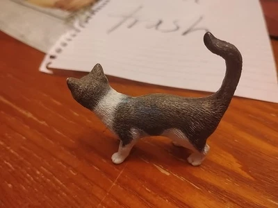 Figura de pie SCHLEICH 2008 retirada gato de granja de pelo corto gris blanco Foto 1 de 3