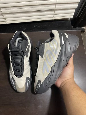 Adidas Yeezy Boost 700 MNVN Hueso Talla 9.5 Limpio Estado Raro Foto 1 de 4