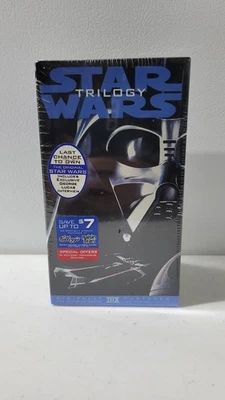 STAR WARS Trilogy VHS 3-Disc Set ~ Factory SEALED 1995 ~ THX Mastered Foto 1 de 4