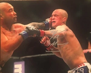 Foto firmada por Mark Hominick de 8x10 UFC - Imagen 1 de 1