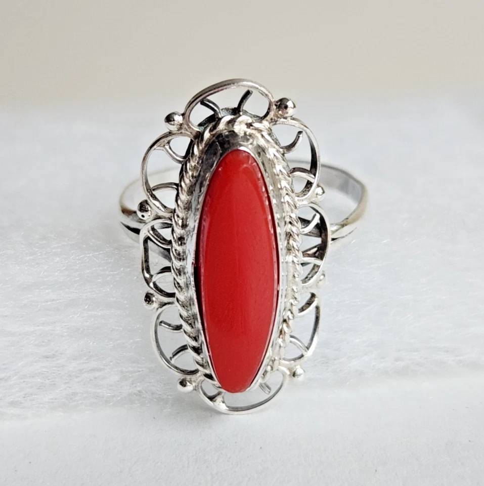 Anel de filigrana vintage de prata esterlina com cabochão oval de coral vermelho | Tamanho 7,75 - Imagem 1 de 4