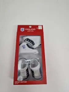 Brandneu in Originalverpackung England FC weiß blau 2 Paar Babystiefel 0-6m offizielle Ware. Geschenk - Bild 1 von 3
