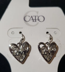 NUEVOS PENDIENTES CATO PLATEADOS EN FORMA DE CORAZÓN 1/2" COLGANTES, "AMOR", NUEVOS CON ETIQUETAS $25 - Imagen 1 de 9