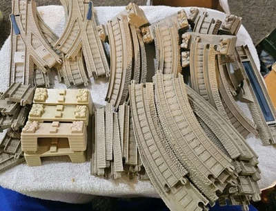 GeoTrax Железнодорожный Путь Желтовато-коричневый СМ. ФОТО ТИПОВ Лот Запчастей Более 65 Шт. - Изображение 1 из 2