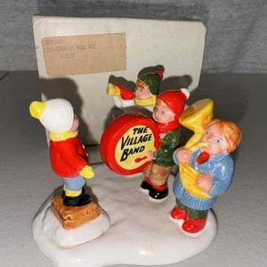 Department 56 The Original Snow Village Children in Band 5104-7 en caja original - Imagen 1 de 3