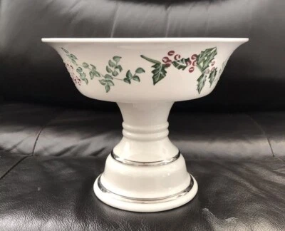 Candelabro vintage con pedestal de acebo navideño Bath and Body Works Foto 1 de 4