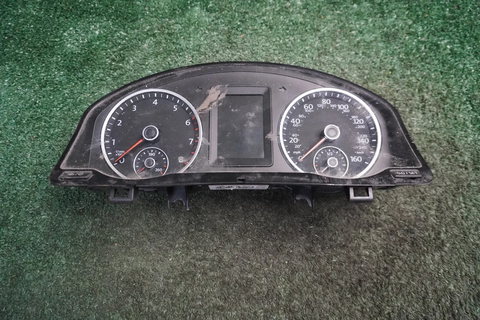 2015 VOLKSWAGEN Tiguan Speedometer Gauge Cluster OEM 65K Miles  7223982 - Imagem 1 de 4