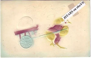 um 1908 OSTEREI IM WAGEN BABY KÜKEN HUHN GEPRÄGTE AIRBRUSH POSTKARTE - Bild 1 von 1