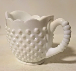 Vintage White Milk Glass Hobnail Creamer Scalloped Edge 3-1/2 to 4 in. Tall - Bild 1 von 7