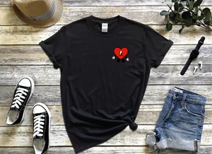 Camiseta Bad Bunny Un Verano Sin Ti Roja Corazón Pequeño (#2), Regalo Perfecto.  - Imagen 1 de 7