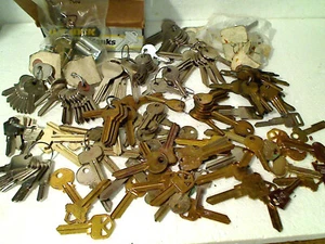 Grande assortimento di chiavi vuote recenti e vintage non tagliate molte ILCO, alcuni cilindri - Foto 1 di 10