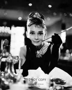 AUDREY HEPBURN IN "BREAKFAST AT TIFFANY'S" - 8X10 PUBLICITY PHOTO (AA-058) - Picture 1 of 1