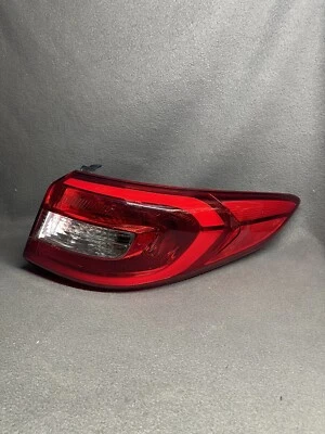 Luz trasera lateral del pasajero derecho Hyundai Sonata 2015-2017 OEM 92402-C2000 Foto 1 de 4