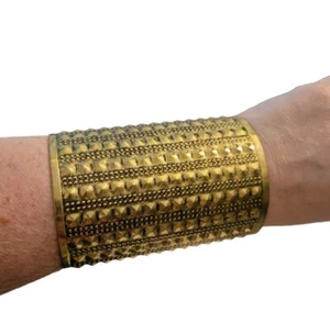 Brazalete Grande Tono Dorado Tachonado Tribal Punk Gótico Mujer Maravilla Amazónica - Imagen 1 de 4