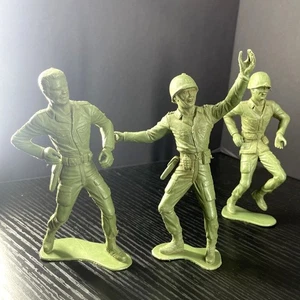 Vintage Green Plastic Toy Soldiers Set Of 3 Army Men Figurines - Picture 1 of 5