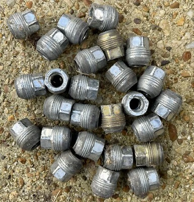 26 tuercas métricas de fábrica Chevrolet Suburban Express Silverado solo usadas OEM Foto 1 de 4