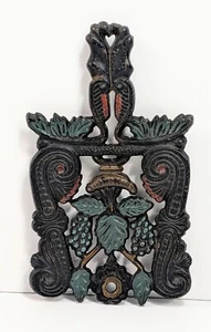 Antiker Gusseisen Untersetzer gemarkt JZH 1950 Traubenblätter bemalt grün rot - Bild 1 von 9