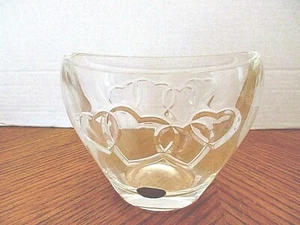 Jarrón ovalado de cristal de plomo 24 % con corazones entrelazados ~ Hecho en Francia para Teleflora  - Imagen 1 de 4