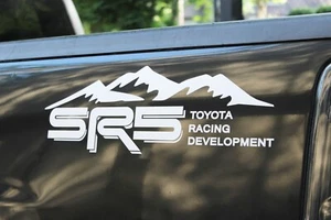 JUEGO DE 2 calcomanías Toyota Tacoma Tundra para cama de montaña todoterreno SR5 - Imagen 1 de 5