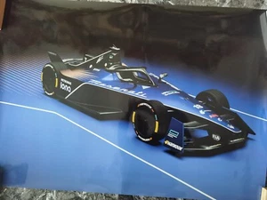 POSTER MASERATI TIPO FOLGORE PER IL MONDIALE FORMULA E 2023 + SCATOLA cm 68 x 98 - Picture 1 of 7