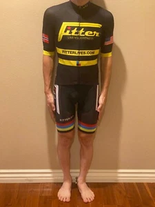 Juego de camisetas de ciclismo Fitter Fit con bandera y babera negras a rayas multicolores - Imagen 1 de 14