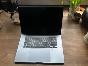 MacBook Pro (16 cali, 2019) w pełni funkcjonalny / uszkodzony wyświetlacz - Zdjęcie 1 z 11
