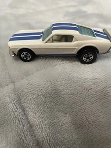 HOT WHEELS MUSTANG STOCKER 1974 STRISCE BIANCHE/BLU BLACKWALLS COME NUOVE VEDI FOTO - Foto 1 di 5