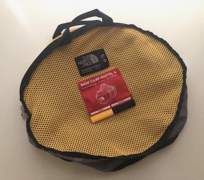 Bolsa de viagem THE NORTH FACE base acampamento estojo de transporte com zíper apenas pequena amarela cinza - Imagem 1 de 3