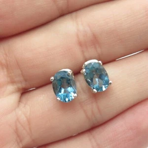 Natural Londres Topacio Azul Ovalado 6 * 4 MM Stud Pendientes Par Plata de Le... - Imagen 1 de 3