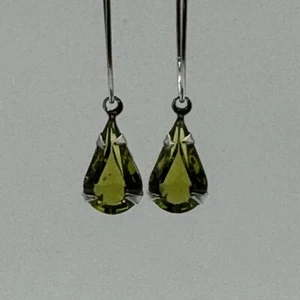 Hecho con cristales Swarovski® - Olivino (verde oliva claro) Pendientes colgantes - Imagen 1 de 7