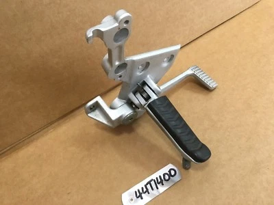 TRIUMPH TIGER 1050 2007 - 2012 CONTROL DE PIE DERECHO ORIGINAL OEM LOTE 44T1400 Foto 1 de 4