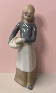 "Figura vintage de porcelana para niñas alimentando pollos 7"" azul tostado sin marcar" - Imagen 1 de 8