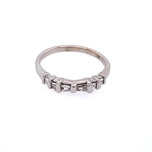 Anillo de aniversario con banda de diamantes baguette de oro blanco de 14 quilates talla 5 - Imagen 1 de 6