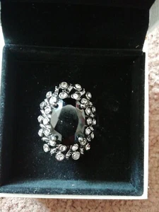 Ladies Cocktail Cluster Ring Black/white stones size medium - Picture 1 of 3