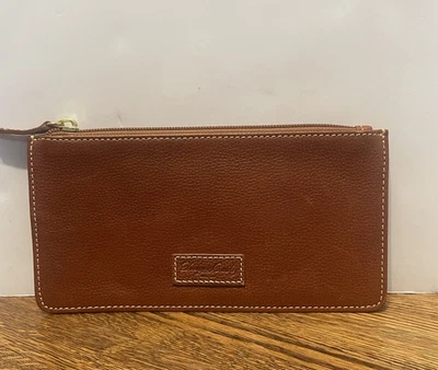 Cartera sin asas para mujer Dooney & Bourke grano guijarro cremallera identificación camel. Marrón Foto 1 de 4