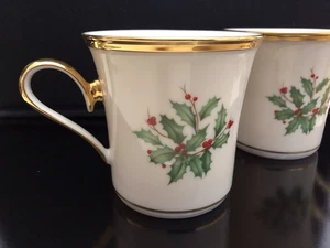 (2) Lenox Bone China USA Urlaub Goldrand Stechpalme Beeren Kaffeetasse Becher 10 Oz - Bild 1 von 8