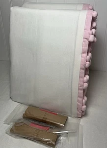Juego de 2 cortinas opacas Pottery Barn Kids algodón pompón 44"x84", rosa/blanco - Imagen 1 de 6