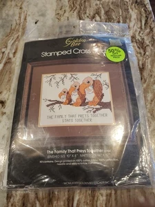 Kit de punto de cruz estampado Golden Bee Stitchery "La familia que se presa juntos" - Imagen 1 de 3
