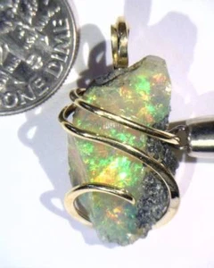 Ciondolo avvolgente in cristallo africano opale 15,61 ct in oro 14 kt con filo artistico - Foto 1 di 4