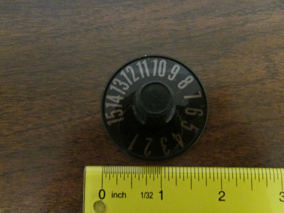 Fluke Frequency Reference Knob 0-15 Fits 1/4-Inch Shaft - Image 1 of 1