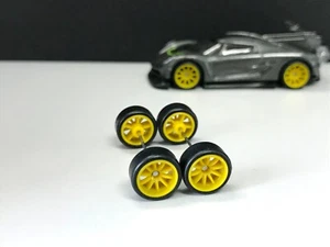 R185 Hotwheels 1/64 Juego 10 Radios CE28 Oro Claro 10mm Largo Goma Real Riders - Imagen 1 de 5