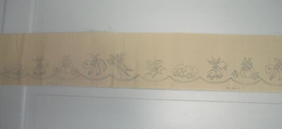 Ancien ouvrage à broder bande d'étagéres motifs légumes - Photo 1/4