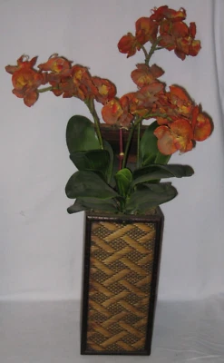 Flor artificial de orquídea sintética naranja en cofre/caja de madera - Usada Foto 1 de 2