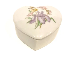 Caja de baratijas de porcelana en forma de corazón UCGC Japón flores mariposa 3" diámetro 1" alto - Imagen 1 de 8