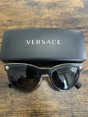 Gafas de sol Versace modelo 2198 negras/doradas polarizadas para mujer, hechas en Italia Foto 1 de 4