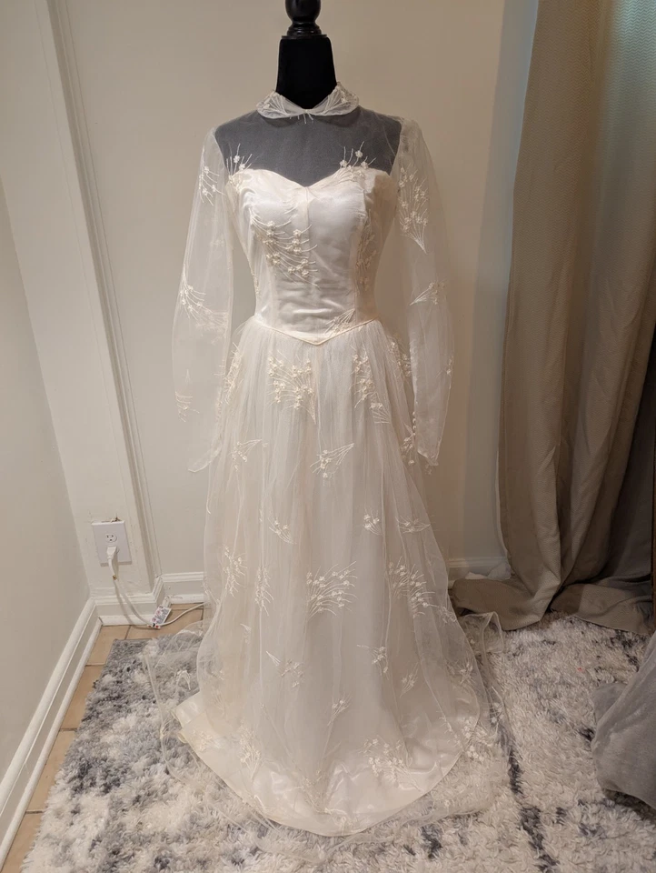 Vestido de novia vintage años 50 Sylvia Ann bordado tul marfil satinado con botones en la espalda Foto 1 de 4