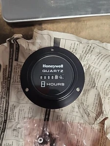 1X HONEYWELL Quartz Hour Meter SYS. 12-60VDC 82368 Polarity Sensitive 19269 New - Picture 1 of 5