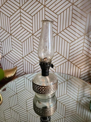 Lámpara de aceite pequeña de vidrio vintage de 2 piezas con banda plateada de 8,5" Foto 1 de 4