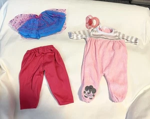 Posten Von Puppenbekleidung/Zubehör - Gemischtes Los - 4 Stück - Art Von Puppe Unbekannt - Bild 1 von 2